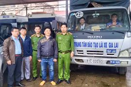 Ông Huỳnh Thanh Liêm (thứ 4 từ trái sang, phường Hội Phú, TP. Pleiku) được hỗ trợ 50% học phí đào tạo để sát hạch, cấp giấy phép lái xe. Ảnh: M.N