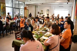Uống trà đi!: Hiểu trà, hồn nhiên làm việc nghĩa