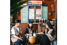 Cô gái trẻ gợi nhớ thời bao cấp trong tiệm tóc 