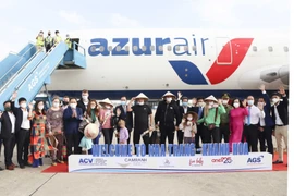 Máy bay Azur Air đưa khách Nga đến Khánh Hòa cuối năm 2021.