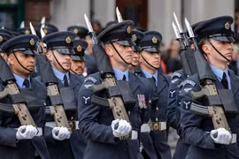 Anh chi 1,5 tỷ bảng xây dựng 6 nhà máy sản xuất vũ khí