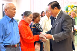 Lãnh đạo Hội Nạn nhân CĐDC/dioxin tỉnh trao quà cho các nạn nhân tiêu biểu tại lễ kỷ niệm 20 năm thành lập Hội. Ảnh: L.N