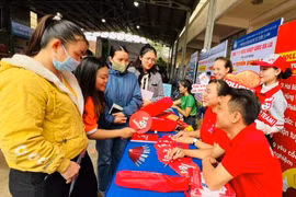 Lao động tìm hiểu thông tin việc làm tại ngày hội việc làm. Ảnh: Đ.Y