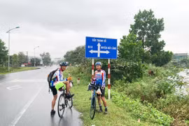 Ông Nguyễn Văn Toàn (bìa phải) trong hành trình đạp xe xuyên Việt. Ảnh: L.V.N