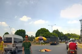 Chồng bị thương ôm thi thể vợ gào khóc sau vụ tai nạn với xe đầu kéo ở Đắk Lắk