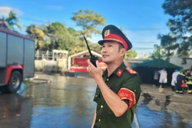 Thượng tá Đậu Văn Huy chỉ huy thực tập phương án chữa cháy tại trụ sở liên cơ quan tỉnh. Ảnh: H.S