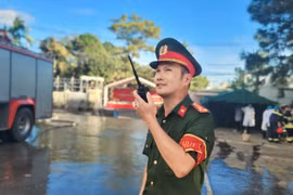 Thượng tá Đậu Văn Huy chỉ huy thực tập phương án chữa cháy tại trụ sở liên cơ quan tỉnh. Ảnh: H.S