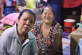 Tình bạn đẹp xóm ve chai ở TP.HCM: 6 năm nhặt ve chai nuôi bạn tai biến