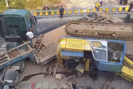 Xe đầu kéo chắn ngang đèo An Khê khiến giao thông ùn tắc