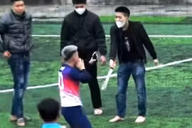 Nhóm thanh niên cầm kiếm lao vào sân bóng đe dọa, bắt cầu thủ quỳ gối