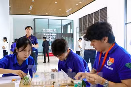 Bạn trẻ Đà Nẵng thi thiết kế, dựng mô hình nhà chống thiên tai, bão lũ