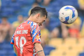 Thủ môn Xuân Hoàng bị thẻ đỏ, Thanh Hóa thua ngược cay đắng CLB TP.HCM