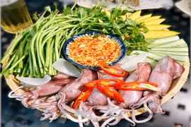Về phố biển 'đu trend' cuốn mực tươi rau muống