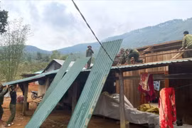 Kon Tum: Mưa đá kèm gió lớn, hàng chục căn nhà bị tốc mái