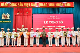 Thiếu tướng Rah Lan Lâm-Ủy viên Ban Thường vụ Tỉnh ủy, Giám đốc Công an tỉnh trao quyết định cho các cán bộ được điều động, bổ nhiệm. Ảnh: Nông Hòa
