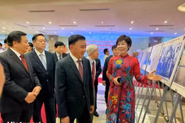 Khai mạc trưng bày ảnh 'Thành tựu 100 năm báo chí cách mạng Việt Nam'