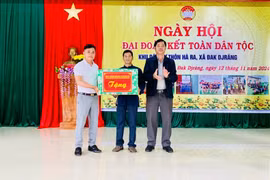 Ủy viên Ban Thường vụ Tỉnh ủy, Chủ tịch Ủy ban MTTQ Việt Nam tỉnh Trần Minh Sơn trao tặng phần quà của Tỉnh ủy, HĐND, UBND, Ủy ban MTTQ Việt Nam tỉnh cho người dân, cán bộ thôn Hà Ra, xã Đăk Djrăng, huyện Mang Yang. Ảnh: N.N