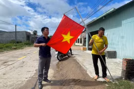 Hội Cựu chiến binh xã Ia Kdăm vận động người dân chung tay thực hiện mô hình “Đường cờ Tổ quốc”. Ảnh: V.C