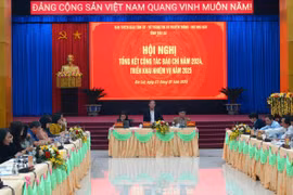 Phó Chủ tịch UBND tỉnh Nguyễn Thị Thanh lịch trao bằng khen của Chủ tịch UBND tỉnh cho các cá nhân có thành tích xuất sắc trong công tác thông tin, tuyên truyền trên báo chí viết về tỉnh Gia Lai năm 2024. Ảnh: P.D