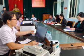 Cán bộ, nhân viên Ngân hàng Chính sách xã hội tỉnh giải ngân cho vay tại địa bàn phường Diên Hồng, TP. Pleiku. Ảnh: S.C