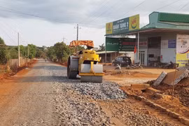 Đường liên xã Kon Gang-Hải Yang đang được nâng cấp, mở rộng. Ảnh: N.D