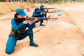 Lực lượng dân quân tự vệ TP. Pleiku huấn luyện bắn súng bộ binh. Ảnh: V.H