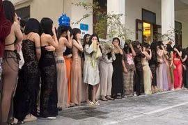 Giải cứu 58 nữ nhân viên ăn mặc hở hang trong quán karaoke