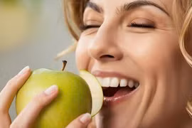 Lợi ích không ngờ của táo với người trên 50 tuổi