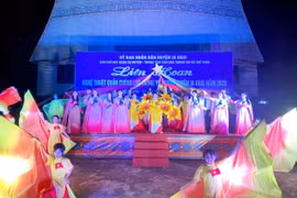 Tiết mục múa của đơn vị Trường THPT Huỳnh Thúc Kháng trình diễn tại Liên hoan nghệ thuật quần chúng huyện Ia Grai năm 2025.