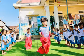 Học sinh Trường Mẫu giáo H’Ra (xã Hra, huyện Mang Yang) tham gia các trò chơi dân gian. Ảnh: M.K