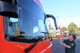 Lái xe vệ sinh xe chuẩn bị cho chuyến đi mới.