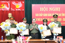 Đại tá Phạm Hữu Trường đã trao Giấy khen của Đảng ủy Công an tỉnh cho các tổ chức cơ sở đảng “Hoàn thành xuất sắc nhiệm vụ” năm 2024.