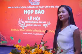 Hoa hậu H'Hen Niê được mẹ sắm áo mới nhờ trúng giá cà phê