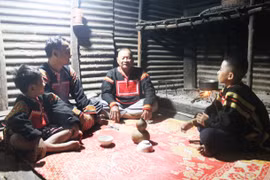 Người kể khan dưới chân đèo Tô Na