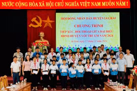 Thường trực HĐND huyện bổng cho học sinh vượt khó, học giỏi. Ảnh: Minh Thoan
