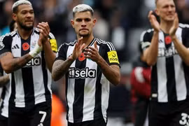 Thua sốc Newcastle, Arsenal lung lay thứ hạng Top 3