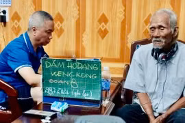 TS.Nguyễn Tiến Dũng cùng làm việc với nghệ nhân A Lưu về sử thi Bahnar