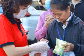 TP.HCM nghĩa tình: Trước Bệnh viện Nhi đồng 1 có 'bánh mì của dì'