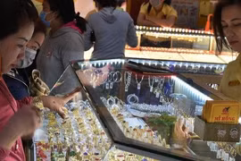 Giá vàng hôm nay, 15-3: Thế giới tăng vượt ngưỡng 3.000 USD/ounce