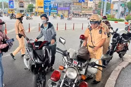 Đi xe máy lên vỉa hè, trường hợp nào không bị phạt tiền?