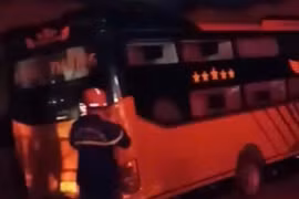 Clip hiện trường xe khách chạy tuyến Bắc - Nam gặp nạn, 22 người được cứu