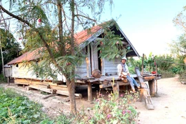 Bên chiếc cầu thang nhà dài