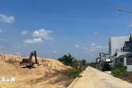 Bãi tập kết hàng nghìn mét khối cát trong khu dân cư ở Bình Định gây bức xúc