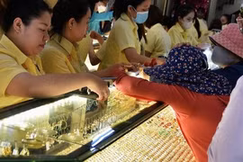 Giá vàng miếng SJC, vàng nhẫn rơi thẳng đứng, nhiều người lỗ nặng