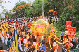 Hàng ngàn du khách và người dân rước tượng Bà Chúa Xứ Núi Sam ở An Giang