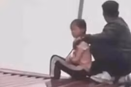 Gã đàn ông 2 tay cầm 2 dao xông vào nhà khống chế bé gái 9 tuổi suốt 6 giờ