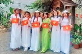 Giới trẻ nô nức check-in quán cà phê rực rỡ cờ đỏ sao vàng