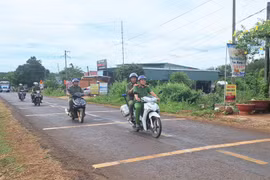 Cán bộ, chiến sĩ Công an xã Ia O và lực lượng bảo vệ ANTT ở cơ sở tuần tra, kiểm soát địa bàn. Ảnh: T.D