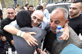 Tù nhân Palestine đoàn tụ với người thân ngày 1-2-2025 sau khi được Israel trả tự do. Ảnh: THX/TTXVN