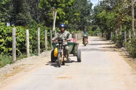 Đường giao thông nông thôn được bê tông hóa, mở rộng giúp việc đi lại và vận chuyển hàng hóa của người dân xã Ia Ka thuận lợi hơn. Ảnh: K.P